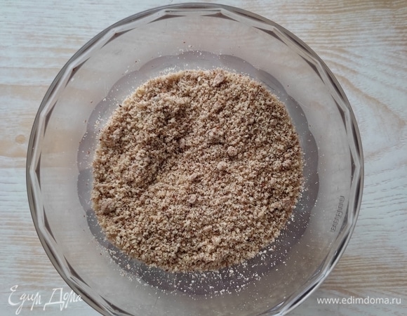 Миндаль перемолоть в измельчителе, совсем в муку перемалывать не нужно, иначе масса может замаслиться.