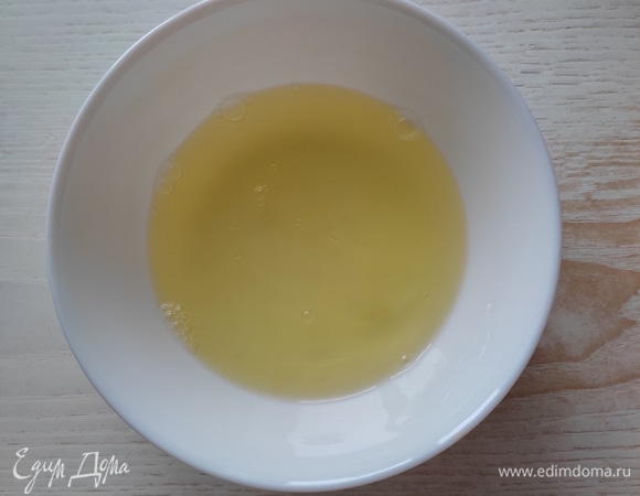Белки отделить от желтков, в этом рецепте они нам не понадобятся.