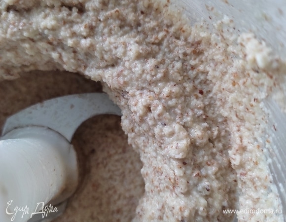 Добавить белки к измельченному миндалю и хорошо пробить до соединения ингредиентов.