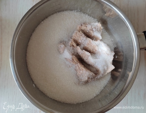 Переложить массу в ковш, добавить сахар и поставить на водяную баню. Наша задача — растопить сахар, но не доводить до нагревания смесь. Помешивайте, пока сахар не растворится.