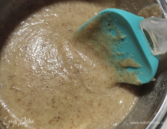 Как только сахар растворился, а смесь стала текучей, снимаем.
