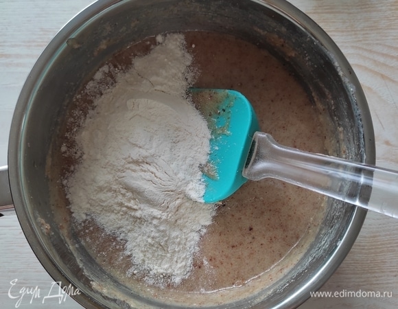 Добавить муку, хорошо перемешать и остудить.
