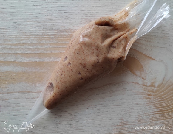 Охлажденную массу переложить в кондитерский мешок.