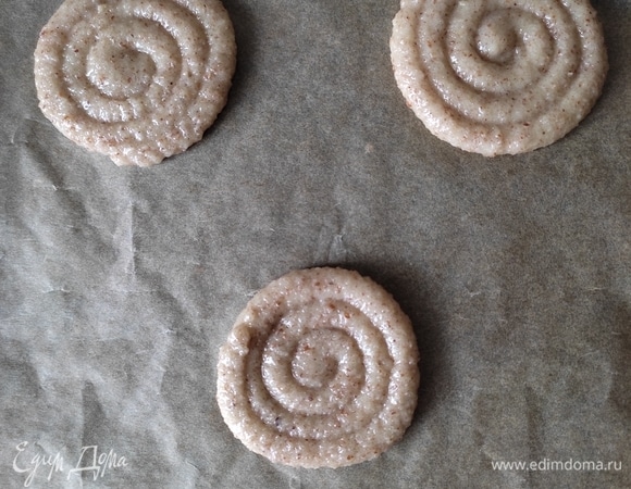 Противень застелить пергаментом и отсадить печеньки на большом расстоянии друг от друга, так как при выпекании они растекаются. Удобно отсаживать «спиралькой», тогда печенье имеет четкую круглую форму и не получается бугристым.