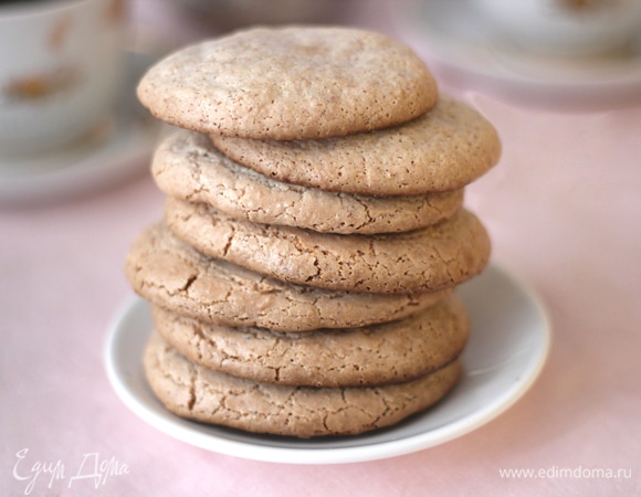 Сразу после выпекания печенье хрустящее. На следующий день внутри становится мягким, но хрустящая корочка остается. Приятного чаепития!