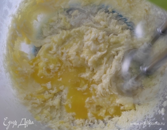 К сливочному маслу добавить соль, сахар, ванилин и взбить миксером в пышную белую массу. Добавлять по одному желтки и хорошо промешивать до получения однородной массы.