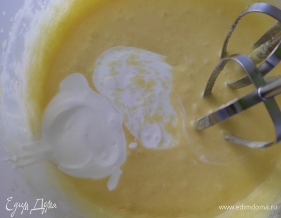 Добавить сметану, перемешать.