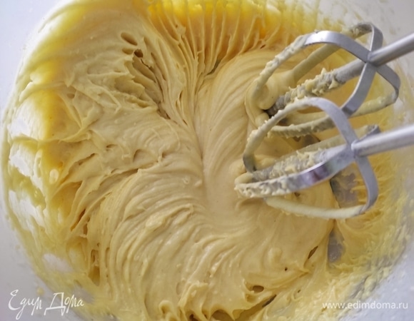 Добавить муку, просеянную с разрыхлителем, и еще раз все хорошо перемешать миксером.