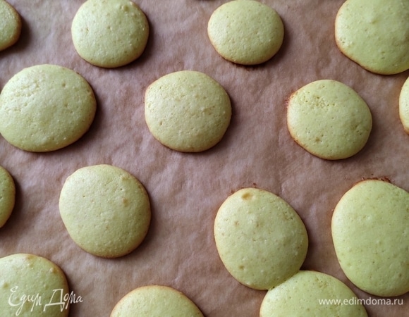 Выпекать в заранее разогретой до 180°C духовке 10–12 минут. Ориентируйтесь по своей духовке. Готовое печенье, как маленькие бисквитики, очень мягкое и воздушное! Вкусно с кружечкой холодного молока.