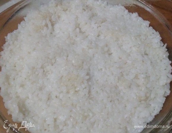 Рис отварить в подсоленной воде до полного испарения жидкости. Выложить в смазанную форму. Разровнять.