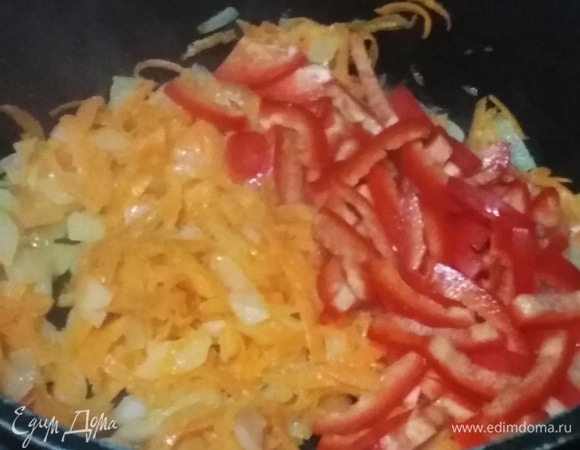 Овощи нарезать. Морковь натереть на терке. Обжарить на растительном масле лук с морковью. Добавить перец. Обжарить.