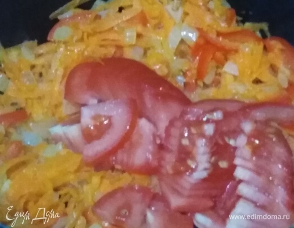 Затем добавить помидор, подсолить. Обжарить.