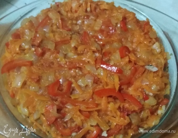 В форму на рыбу выложить обжаренные овощи.