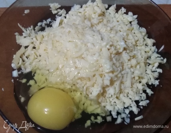 Сыр натереть на терке, вбить яйцо. Перемешать. Добавить 1/4 ст. воды. Еще раз перемешать.