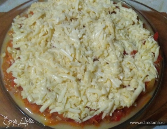 Выложить сырно-яичную смесь на овощи. Поставить в разогретую духовку. Выпекать в течение 30 минут при 230°C.