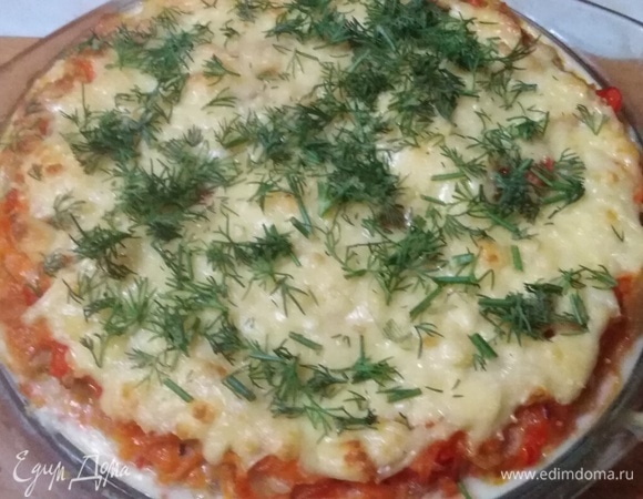 Достать запеканку из духовки, посыпать зеленью.