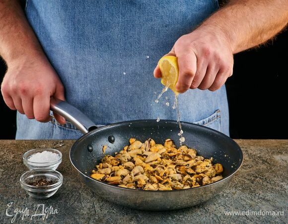 Разогрейте их, затем сбрызните соком половины лимона. Посолите, поперчите и тушите на среднем огне около 3 минут. Снимите сковороду с огня.