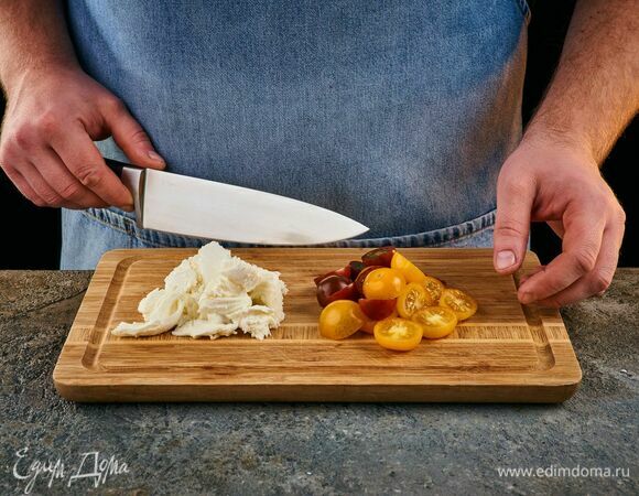 Разрежьте помидоры черри пополам, моцареллу — на средние кусочки.