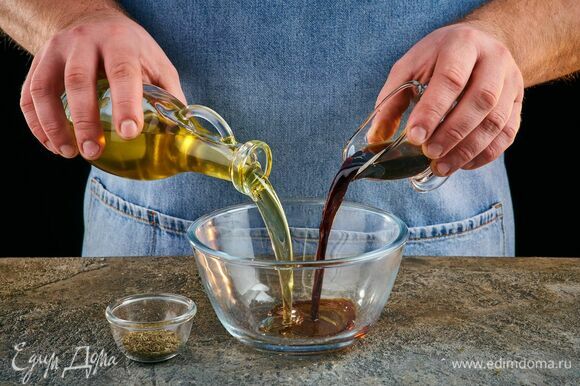 Приготовьте заправку: смешайте в отдельной миске оливковое масло, соевый соус и прованские травы.