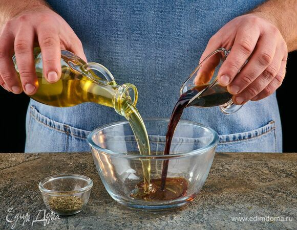 Приготовьте заправку: смешайте в отдельной миске оливковое масло, соевый соус и прованские травы.