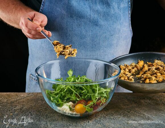 Добавьте мясо мидий.