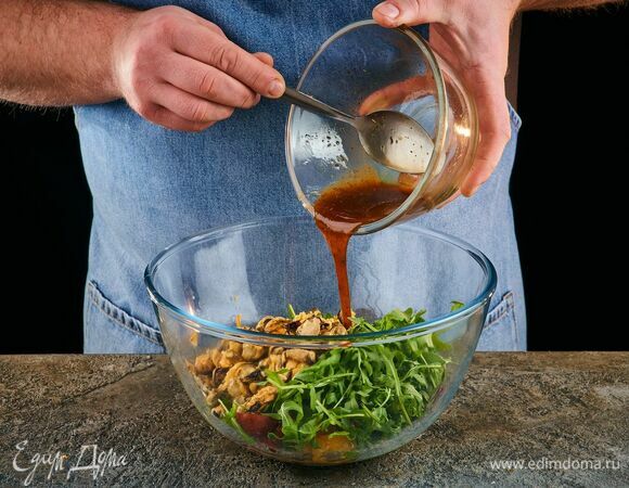 Влейте заправку, перемешайте и посыпьте кедровыми орешками.