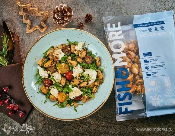 Вкусный салат с мидиями готов!