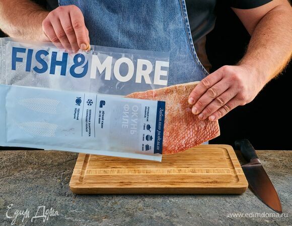 Филе окуня Fish&More разморозьте, как указано на упаковке, промойте и обсушите бумажными полотенцами. Нарежьте на порционные куски.