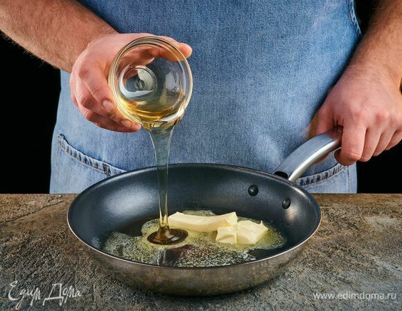 В глубокой сковороде растопите сливочное масло. Добавьте мед.