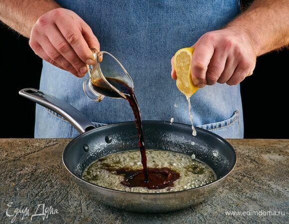Влейте сок лимона, соевый соус и перемешайте. Доведите до кипения.