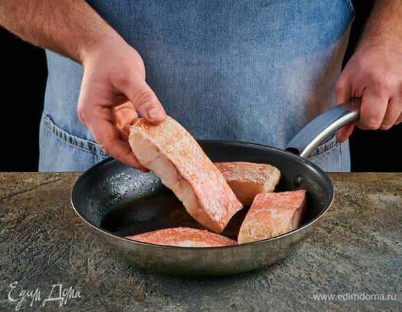 Выложите в сковороду куски рыбы и обжарьте по каждый 1 минуте с обеих сторон.