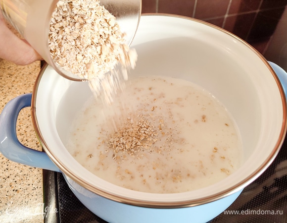 Молоко и воду довести до кипения. Добавить соль и овсянку. Варить при постоянном помешивании до готовности, пару минут.