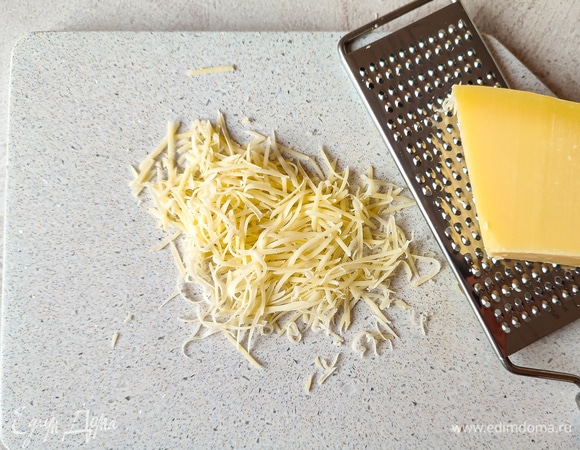 Сыр натереть на терке. У меня пармезан. Подойдет любой сыр на ваш вкус.