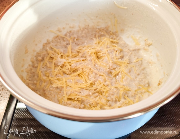 В кашу добавить сыр и хорошо размешать.