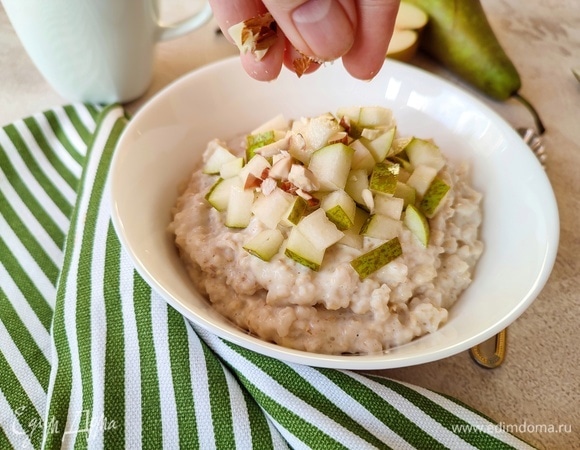 На кашу выложить грушу, посыпать орехами, полить медом и добавить щепотку сыра. Приятного аппетита!