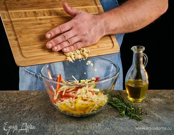 Соедините в салатнике овощи, оливковое масло, чеснок, розмарин и тимьян. Посолите и поперчите. Перемешайте. Оставьте на 10 минут.