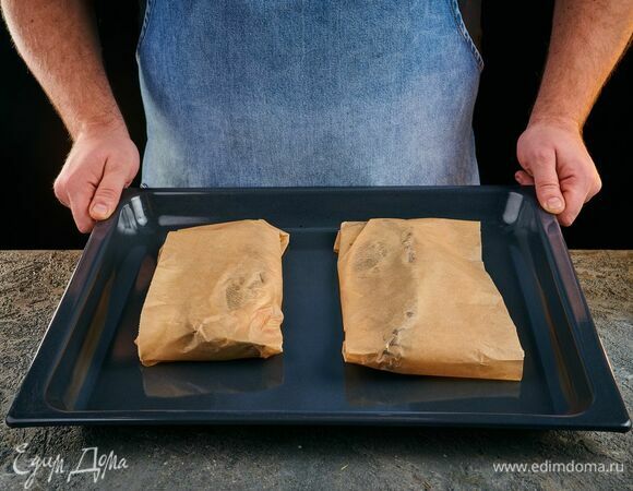 Сложите пергаментную бумагу. Запекайте рыбу в духовке около 20 минут при 190°C.