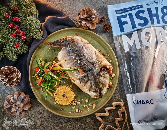 Переложите рыбу в порционные тарелки, украсьте долькой лимона и рубленым миндалем. 