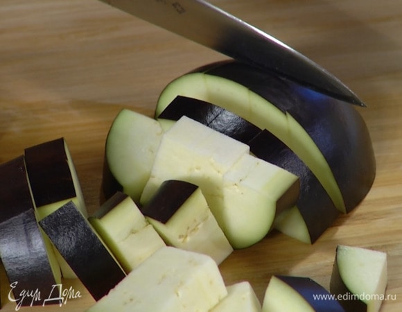 Баклажан нарезать небольшими кубиками.