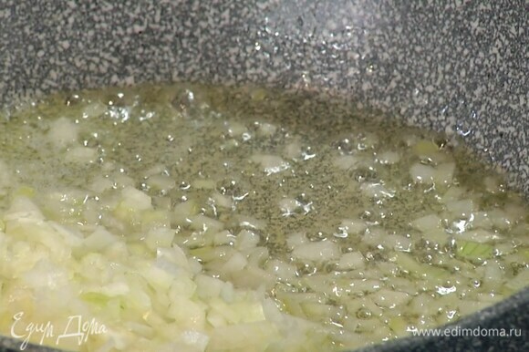 В сковороду, где жарились баклажаны, добавить сливочное и оставшееся растительное масло и обжарить лук до прозрачности.