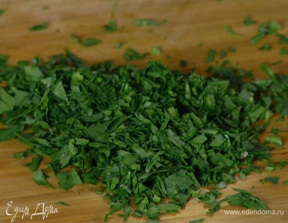 Петрушку мелко порубить.