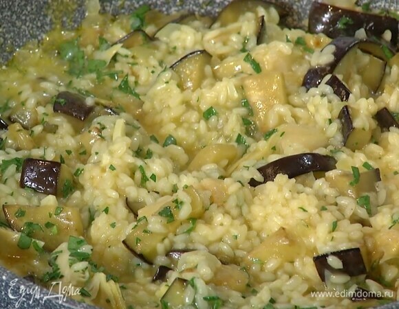 Когда рис будет готов, добавить к нему баклажаны, артишоки и петрушку, все перемешать и снять с огня.