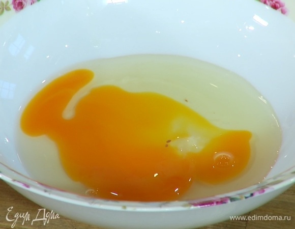 Яйцо разбить в миску и разболтать вилкой.