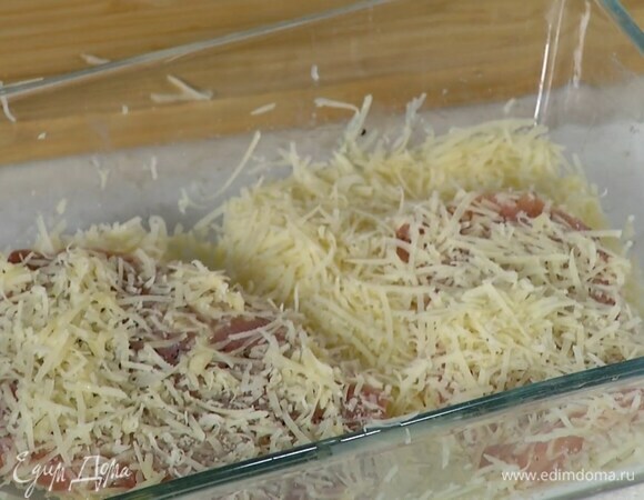 Разогреть в сковороде оливковое и сливочное масло, обмакнуть отбивные в яйцо, затем обвалять в натертом сыре и жарить на сковороде с двух сторон до готовности.