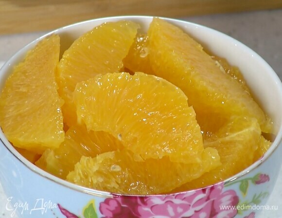 Апельсин почистить и вырезать из перепонок мякоть.
