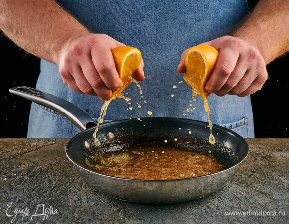 Выжмите сок апельсина в сковороду. Готовьте, помешивая, пока карамель чуть не загустеет.