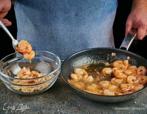 Обжаренные креветки обваляйте в миндальных лепестках.