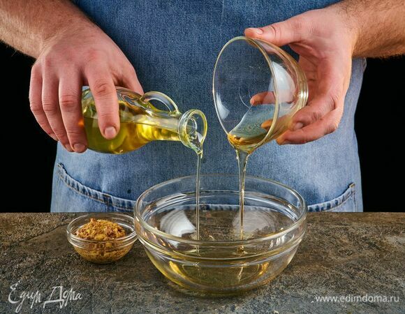 Приготовьте соус. Смешайте оливковое масло с горчицей и медом.
