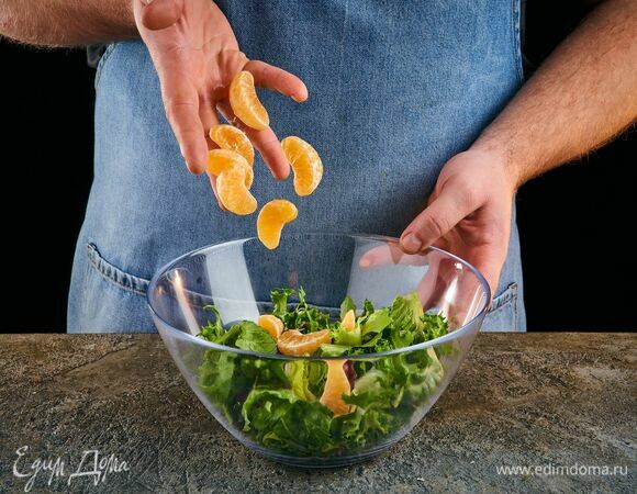 В чашу выложите салатный микс, креветки в миндальных лепестках, дольки мандарина. Полейте соусом и перемешайте.