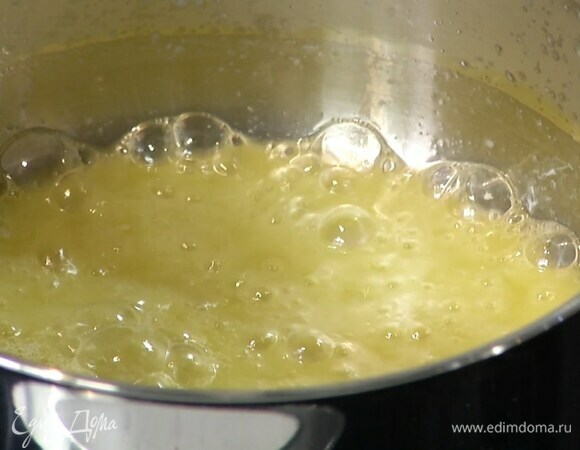 Сливочное масло растопить на маленьком огне.